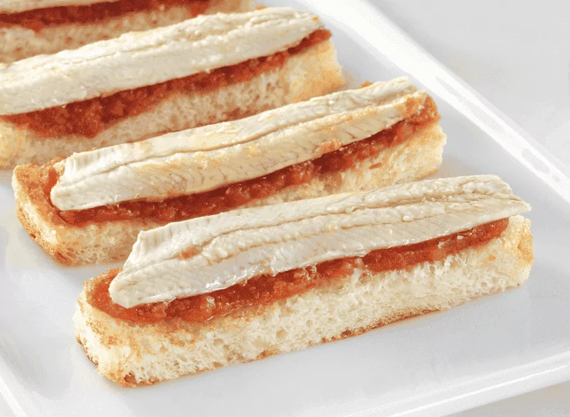 Tostas de boquerones en vinagre